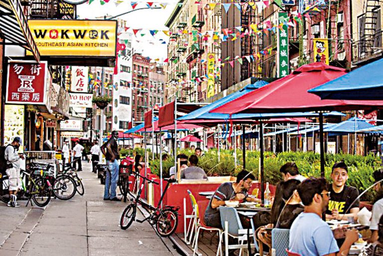 全年戶外用餐方便部份社區及行業，但華埠街道偏窄，戶外用餐棚造成很多不便。