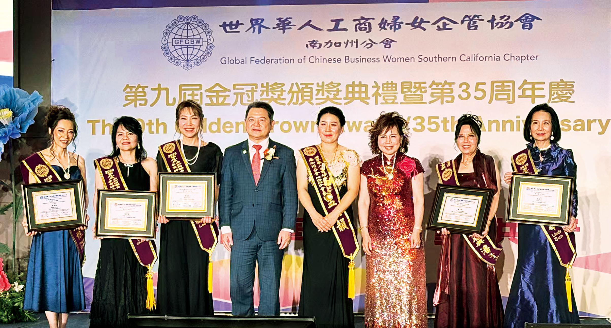 臺北駐洛杉磯經文處處長紀欽耀（左4）為金冠獎得主頒獎。記者陸新攝