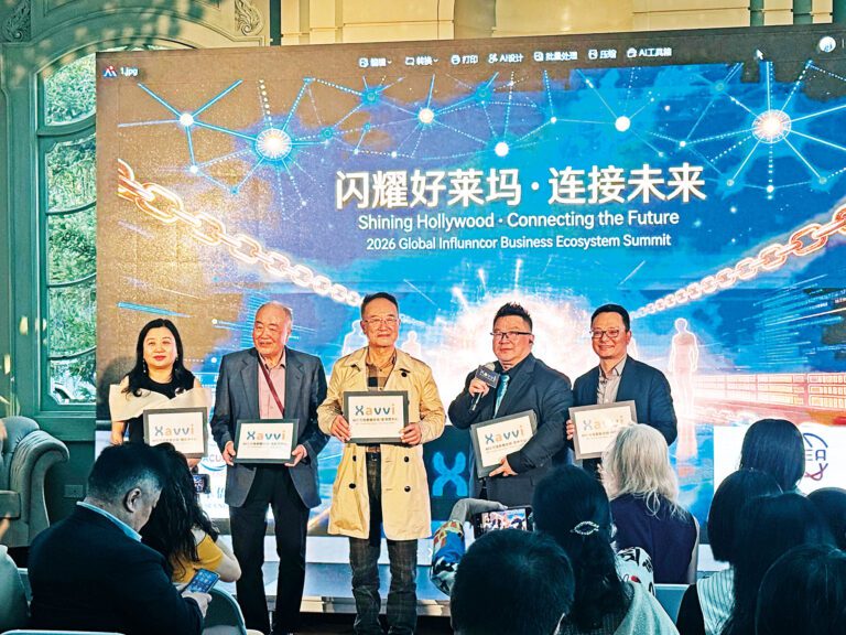 主辦方創始人及管理團隊頒發證書，左起：Sunny Chen、龍國柱、Joan Sun、Peter Wu、張愛國。