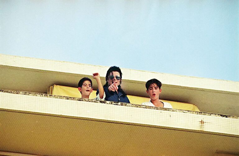 1993年9月19日，麥可傑克遜與法蘭克卡西歐和他的弟弟艾迪在特拉維夫一家飯店的陽台上，指向下方的歌迷。美聯社