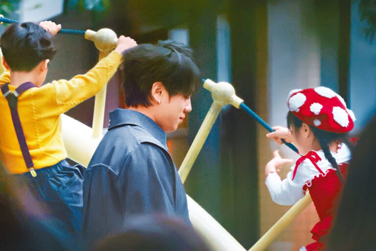 姜濤望住小朋友玩耍時，流露出溫柔眼神。