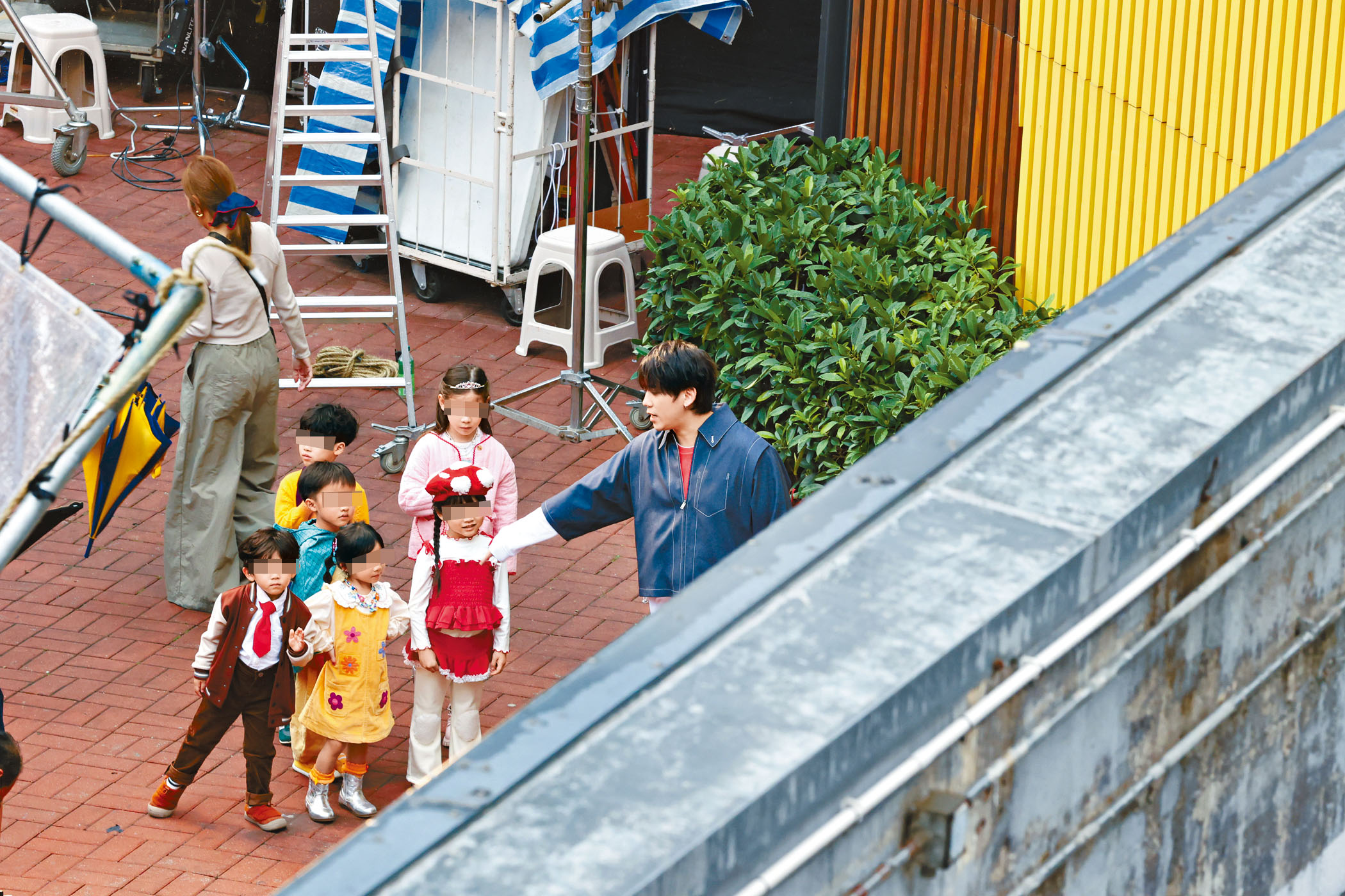 小朋友望住姜濤大哥哥，齊齊配合拍攝。