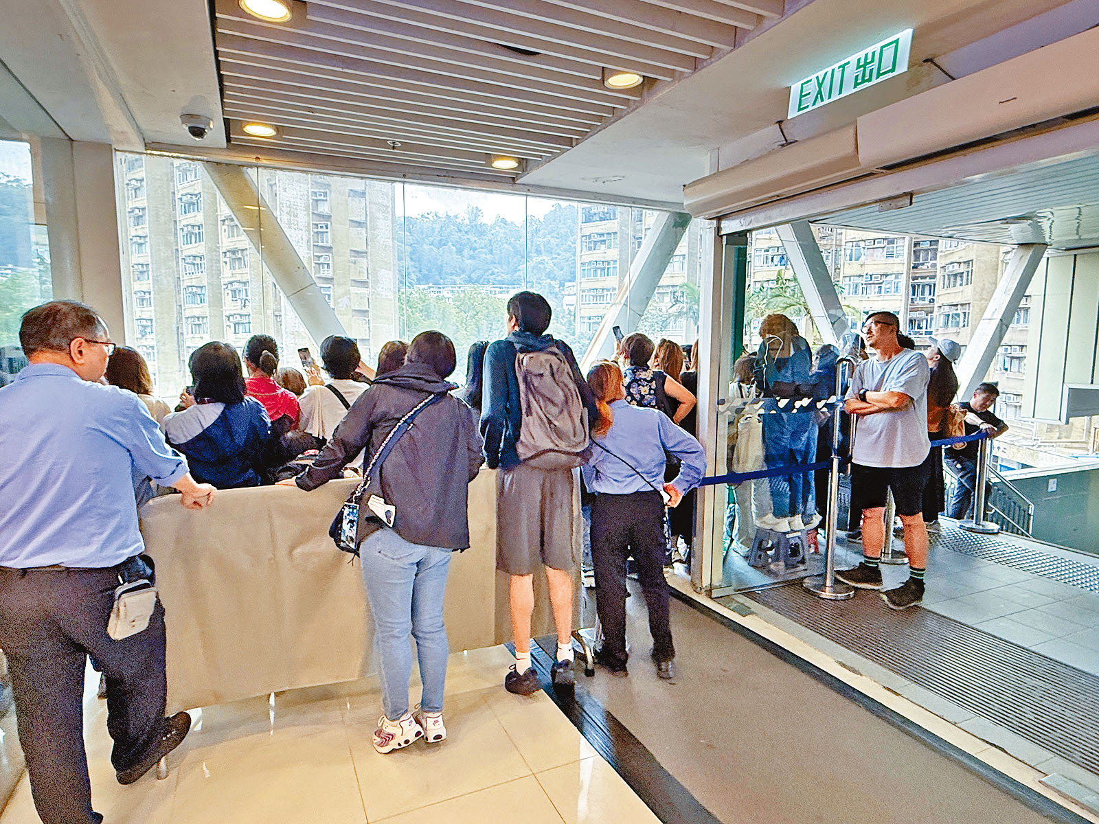 拍攝現場吸引半百「姜糖」到場守候。