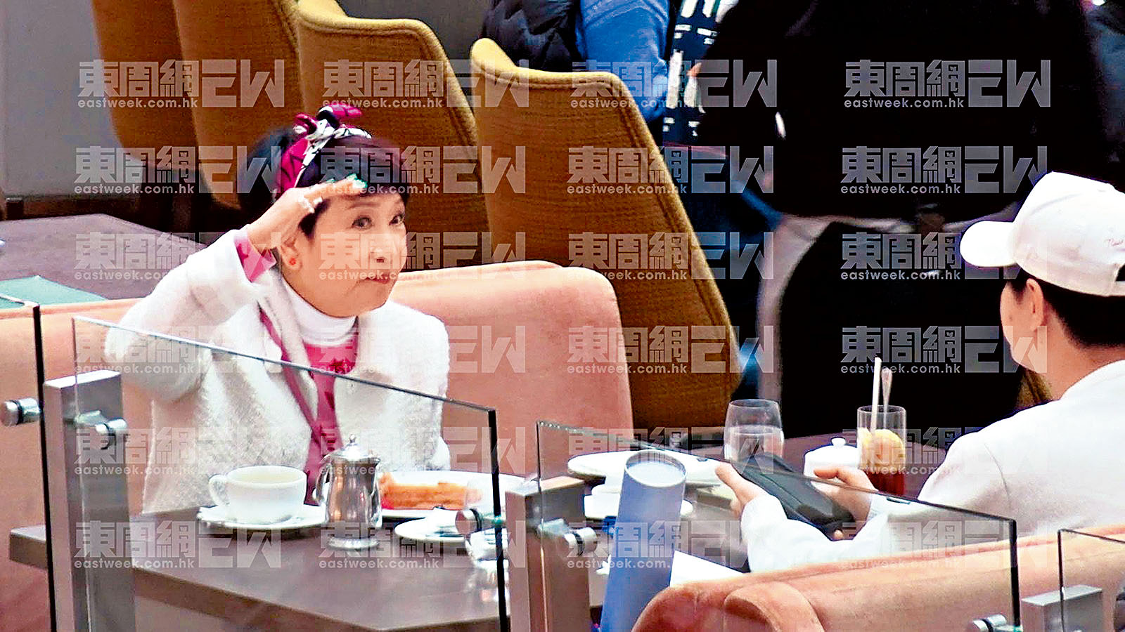 拉姑被捕捉到與張與辰食飯時全程傾囊相授。《東周刊》圖片