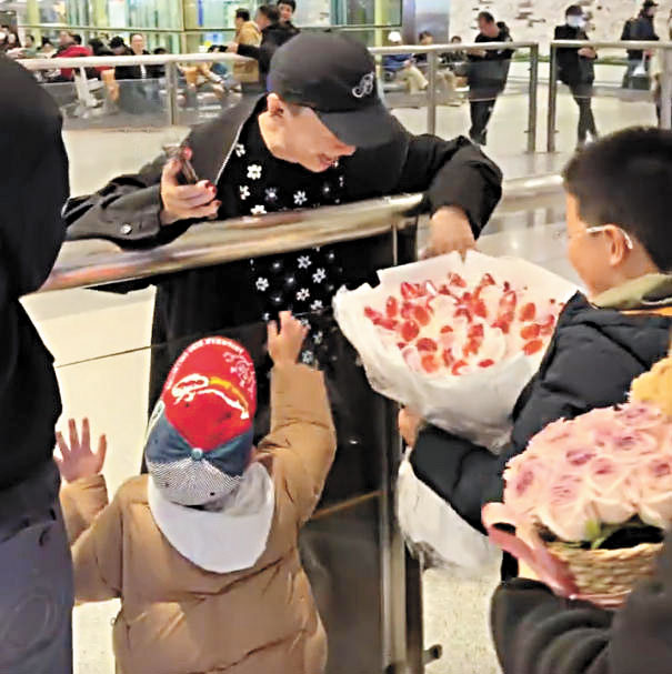 宋丹丹看見孫兒十分興奮。網上圖片