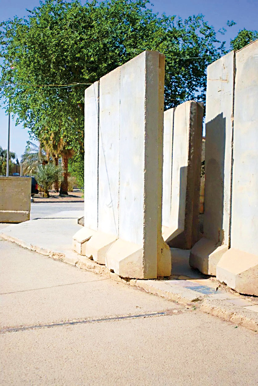 位於伊拉克自由營的多國師中心總部外的T型牆。美國陸軍照片