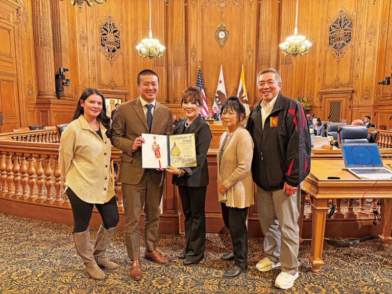 市參事王兆倫（左二）與余愛愛（右三）、Liliana McKinnis（左一）在市參事會表彰儀式後合影。記者陳程威攝