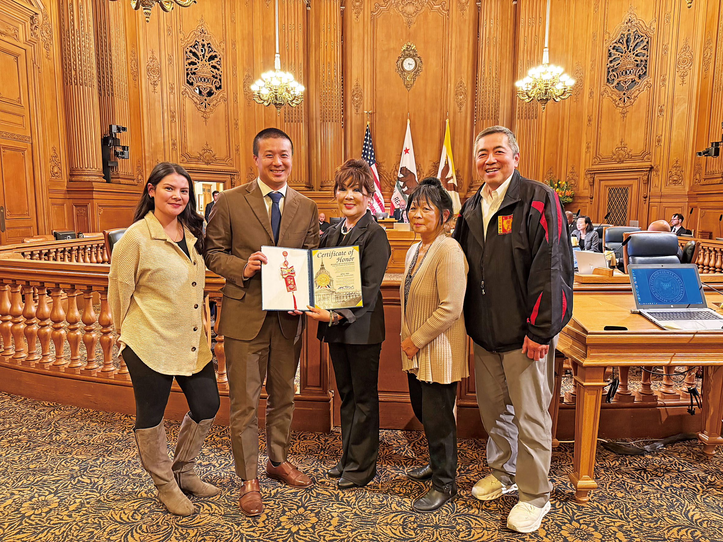 市參事王兆倫（左二）與余愛愛（右三）、Liliana McKinnis（左一）在市參事會表彰儀式後合影。記者陳程威攝