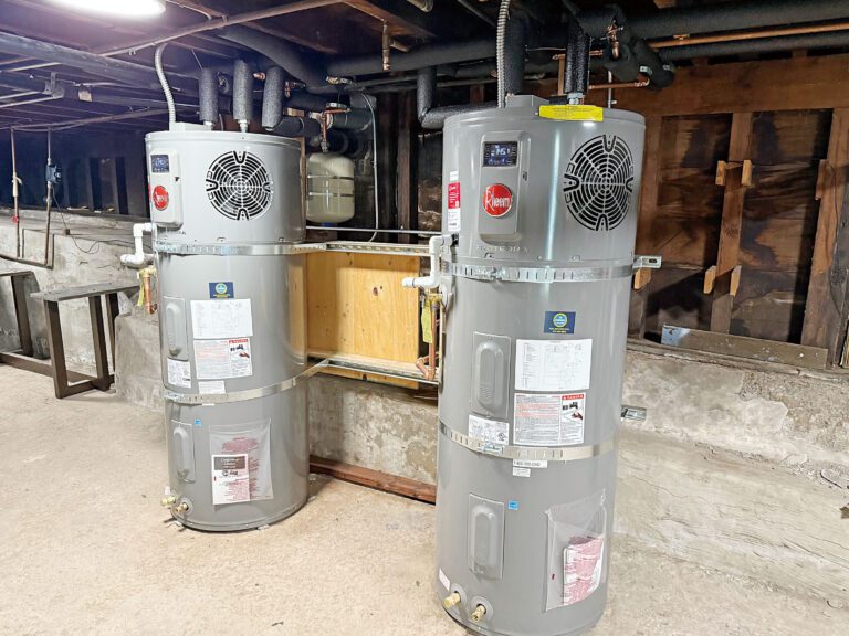 託兒所新安裝的兩部熱泵熱水器設備，可透過空氣取熱加熱儲水，取代原有燃氣系統。 記者陳程威攝