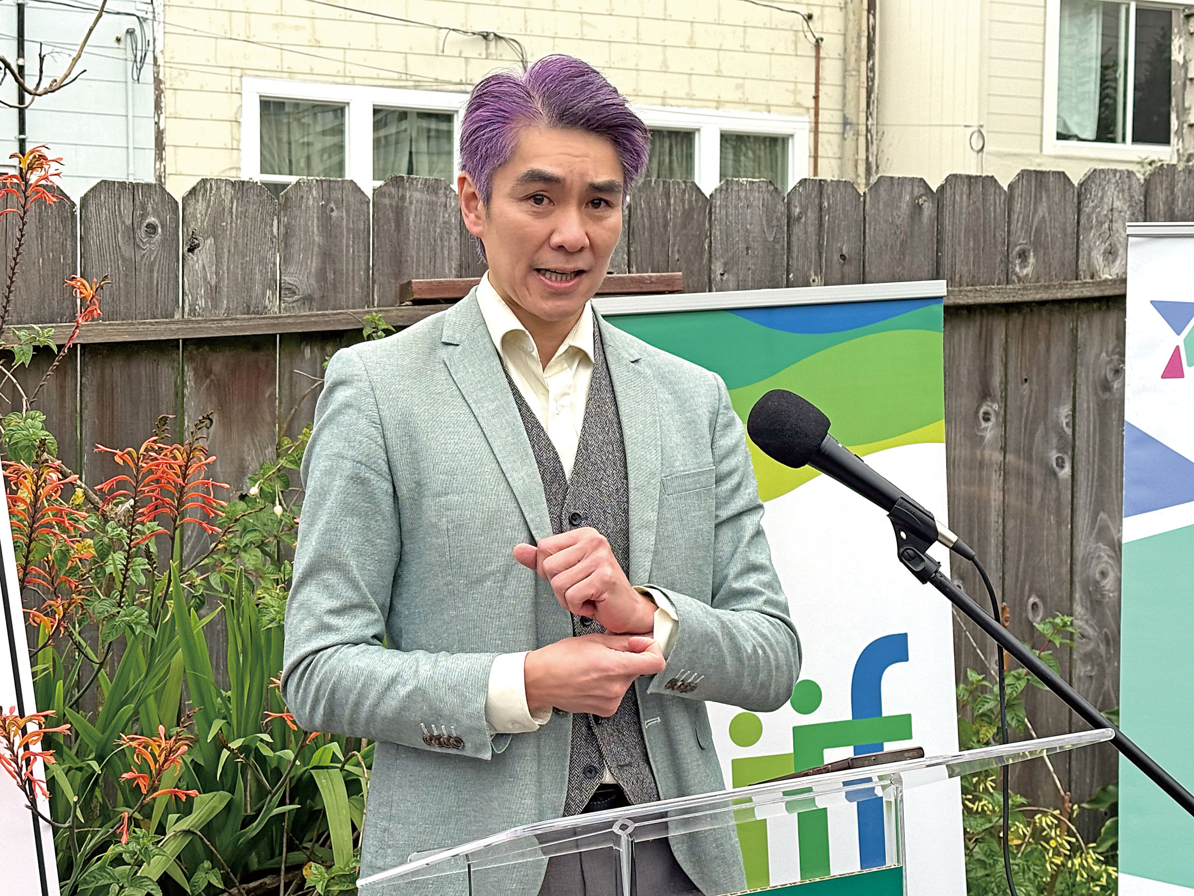 環境局局長陳秉賢在Excelsior區內家庭託兒所宣布電氣化試點啟動，強調氣候政策須兼顧兒童健康與社區公平。 記者陳程威攝