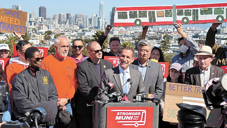 三藩市市長羅偉與市參事、勞工及交通倡議團體舉行集會，啟動「更穩健全民公交」公投連署行動。記者蘇婕雅攝