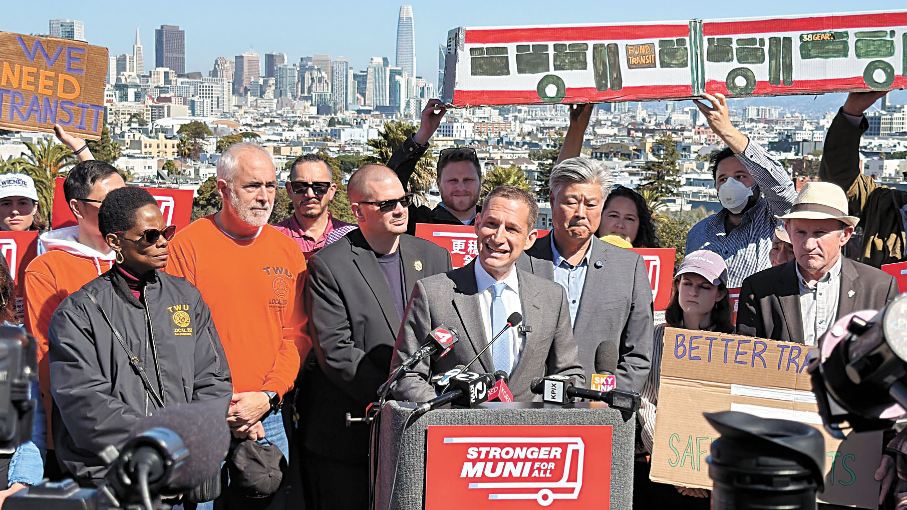 三藩市市長羅偉與市參事、勞工及交通倡議團體舉行集會，啟動「更穩健全民公交」公投連署行動。記者蘇婕雅攝