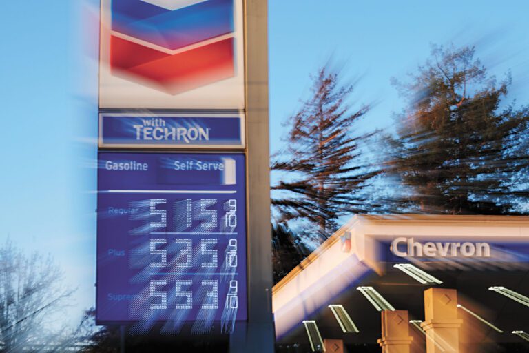 屋崙一處加油站周二的油價突破5元。美聯社