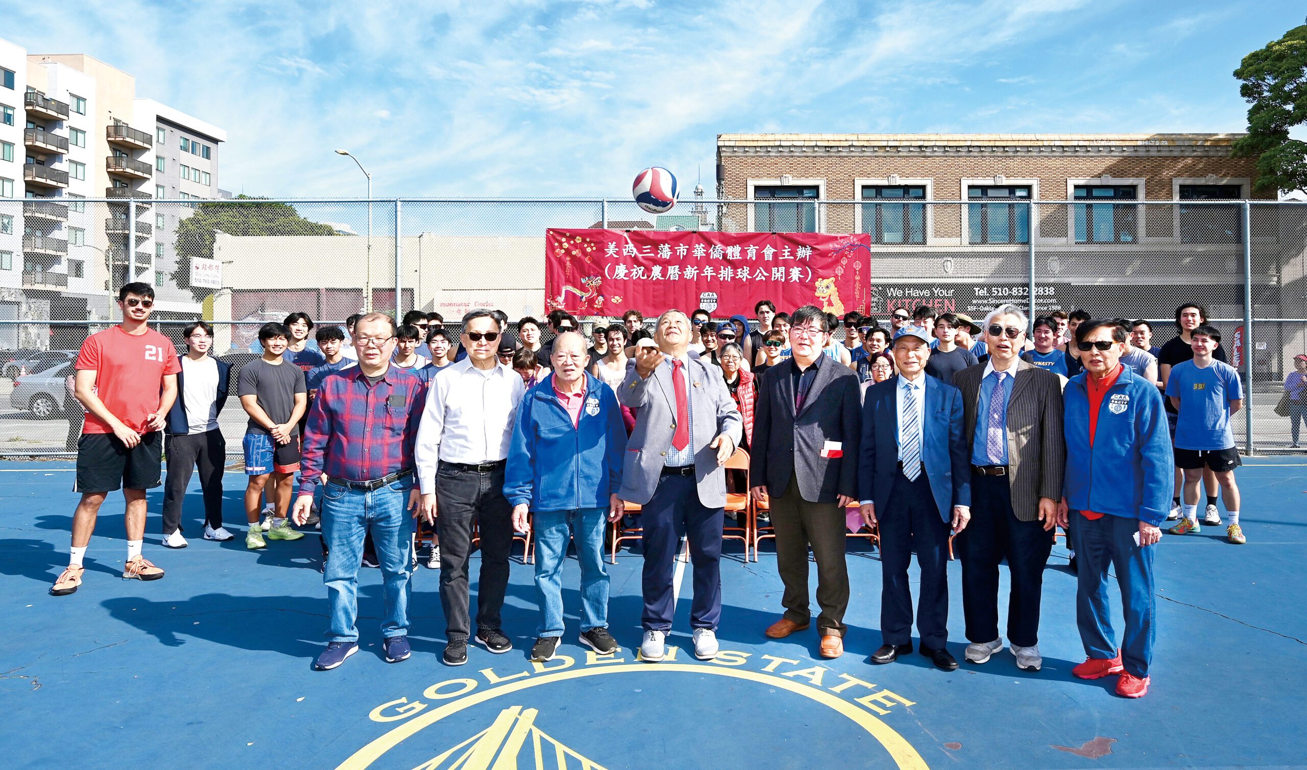 中華總會館總董暨主席團及嘉賓共同主持開球禮。馬紅兵攝