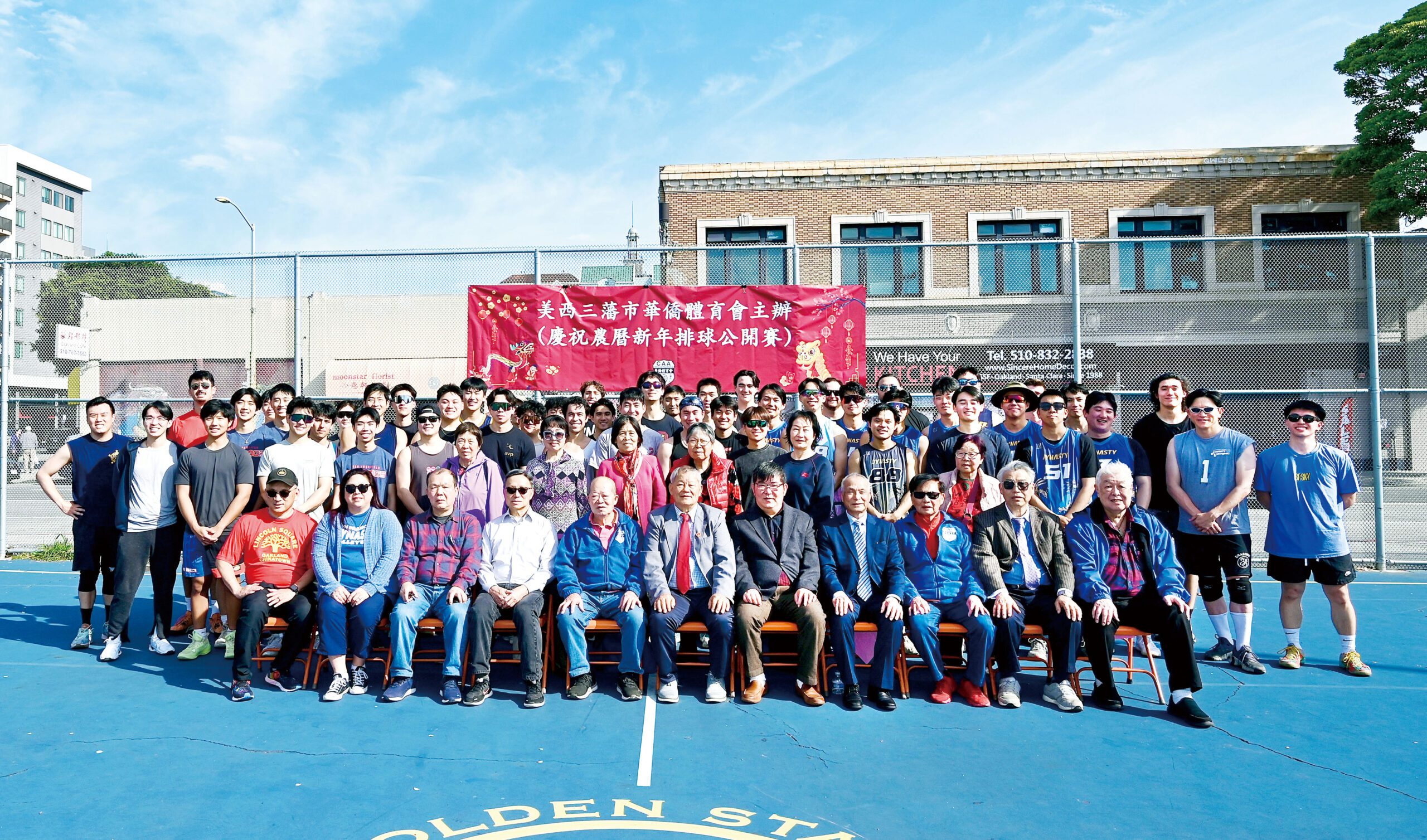 中華總會館總董暨主席團及嘉賓、參賽運動健兒大合影。馬紅兵攝