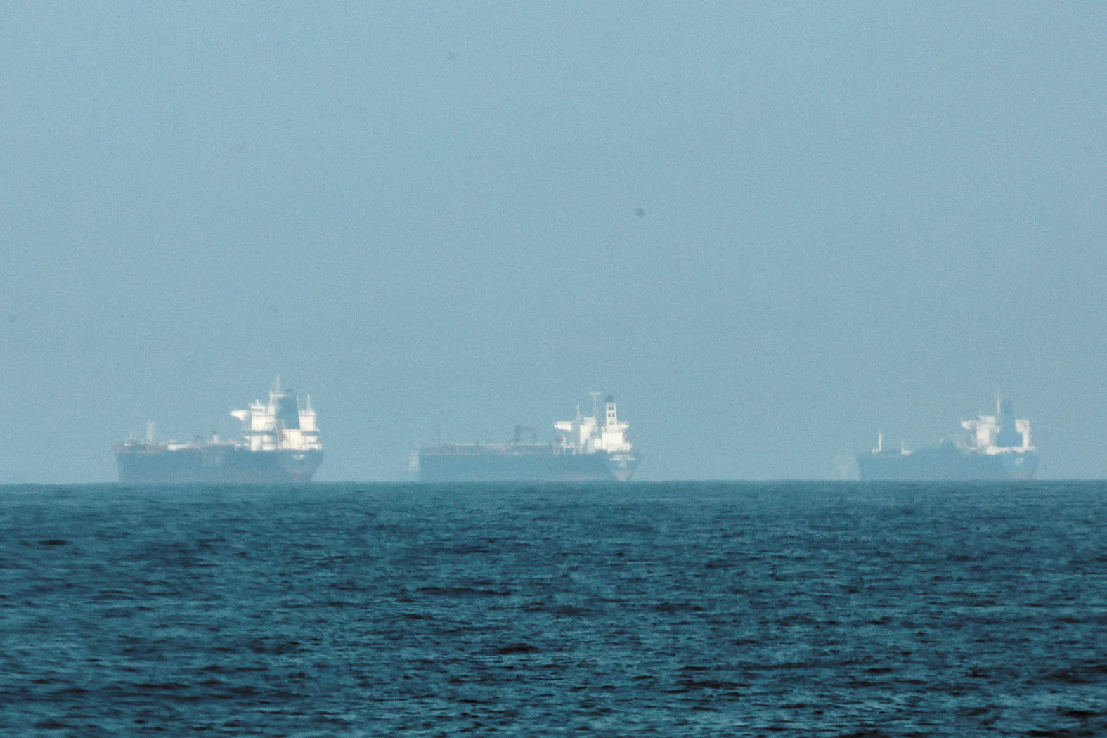 伊朗警告霍爾木茲海峽處於戰爭狀態，特朗普表示將為途經波斯灣的海上貿易，提供政治風險保險及財務安全擔。路透社