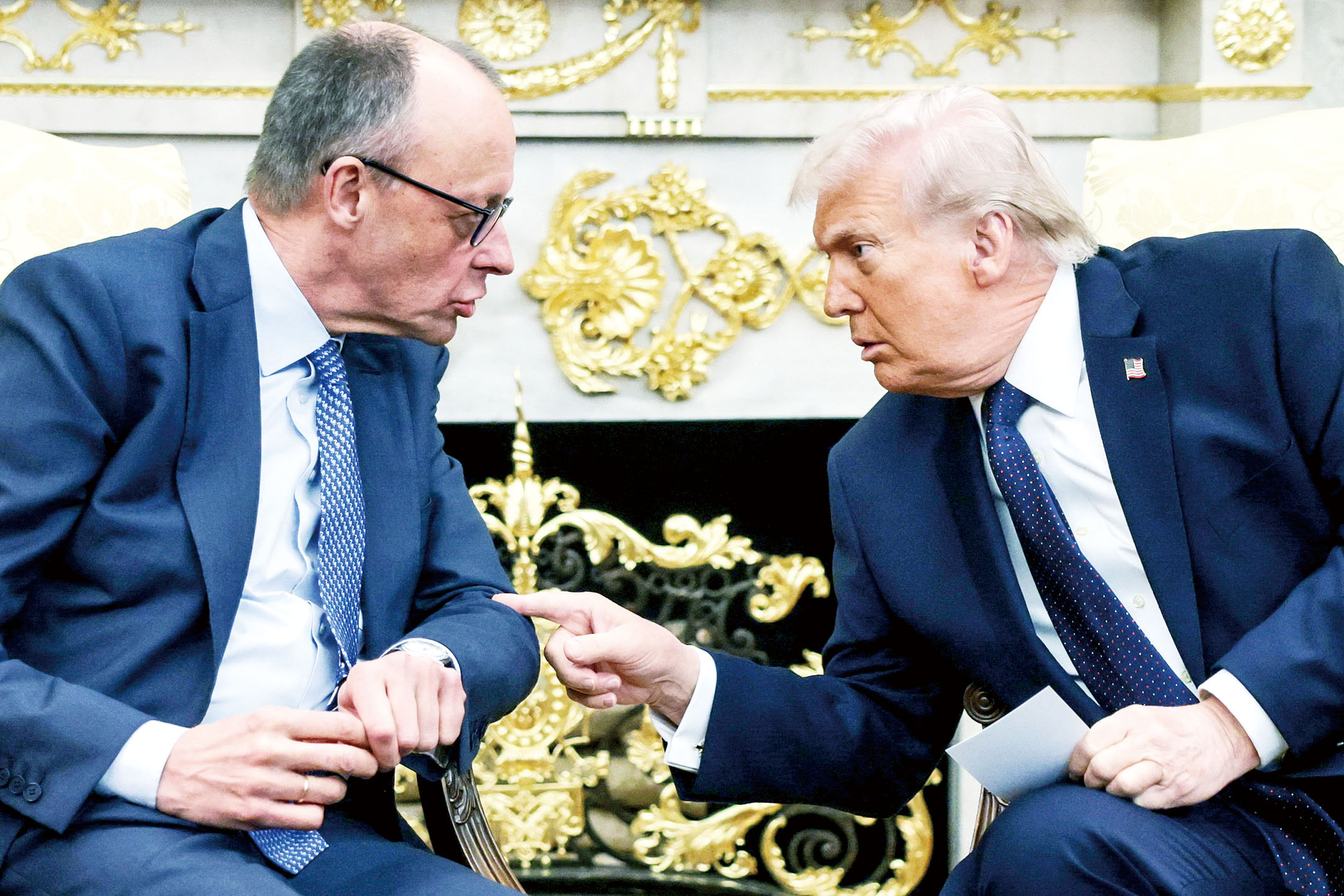 美國總統特朗普（右）3日在與德國總理默茨會面時，批評西班牙拒絕出借基地給美軍執行打擊伊朗的任務。路透社