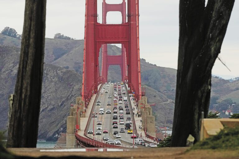 加州道路維修經費缺口巨大，州議員提出研究替代汽油稅的提案。美聯社資料圖片