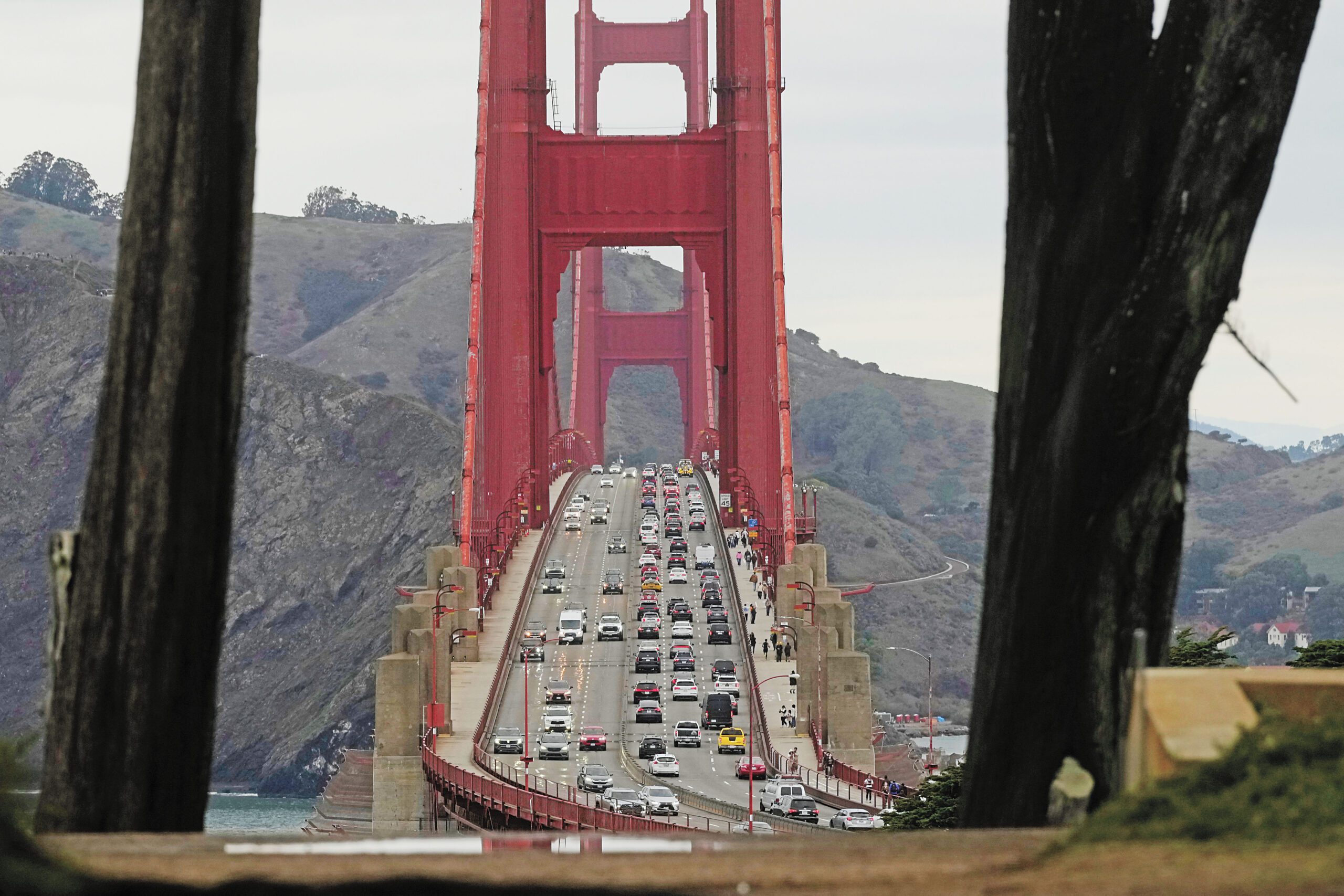 加州道路維修經費缺口巨大,州議員提出研究替代汽油稅的提案。美聯社資料圖片