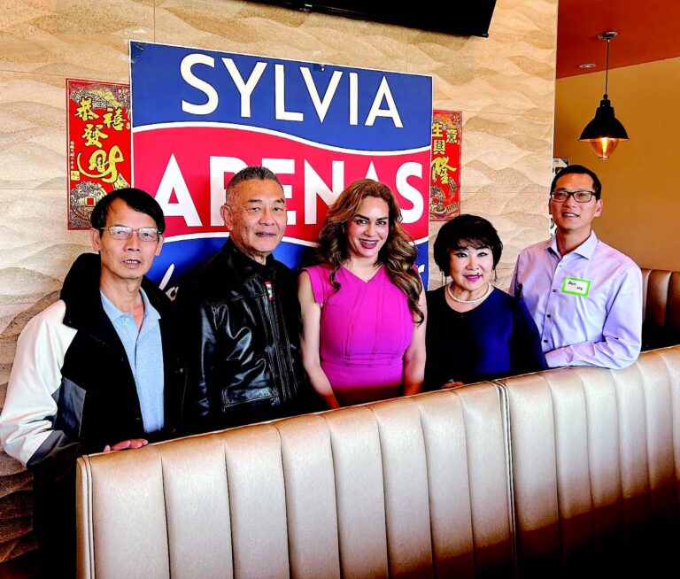 ■前加州議員朱感生伉儷、菊花會會長鄺順邦、社區領袖Ben 何華斌與縣議員 Sylvia Arenas 合照。