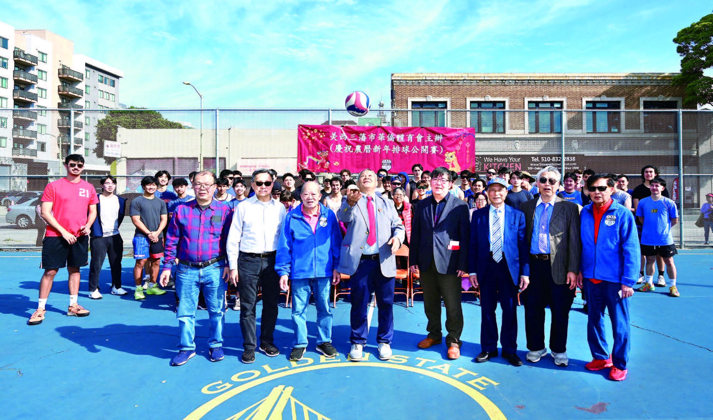 中華總會館總董暨主席團及嘉賓共同主持開球禮。馬紅兵攝