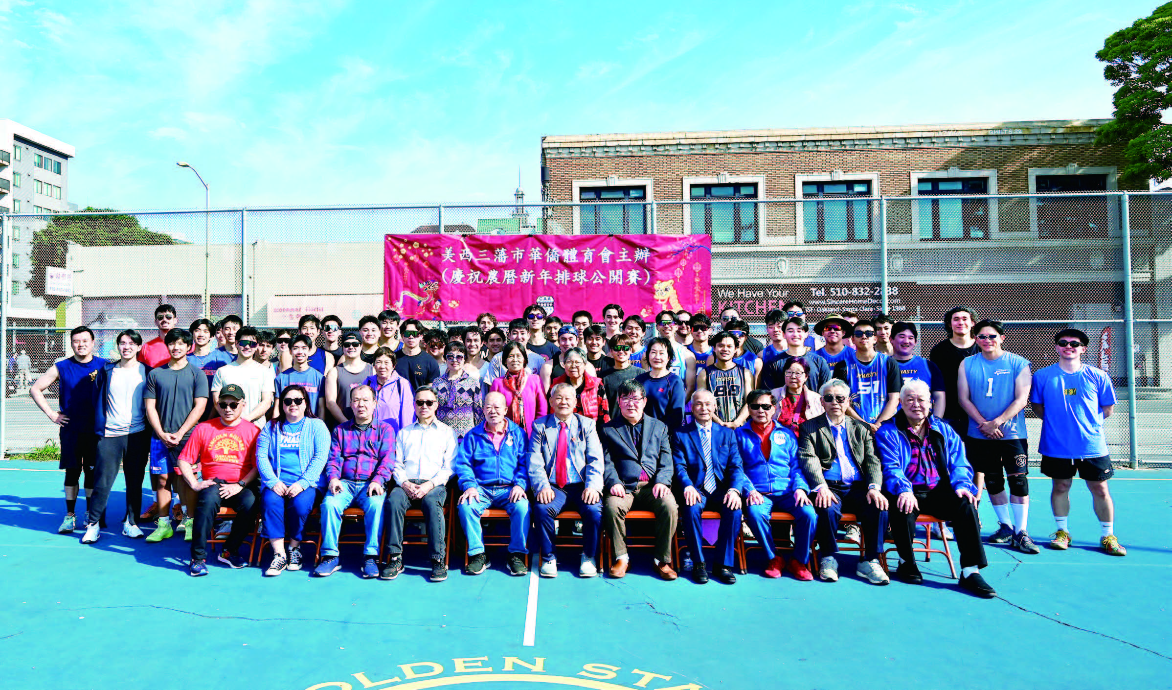 中華總會館總董暨主席團及嘉賓、參賽運動健兒大合影。馬紅兵攝