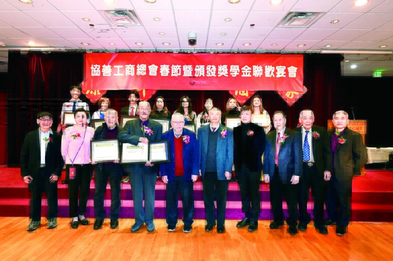 協商工商總會首長與獲獎學生及代表合影。馬紅兵攝