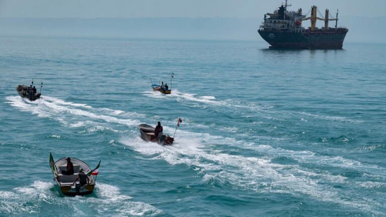 伊朗稱在霍爾木茲海峽擊中10多艘油輪　