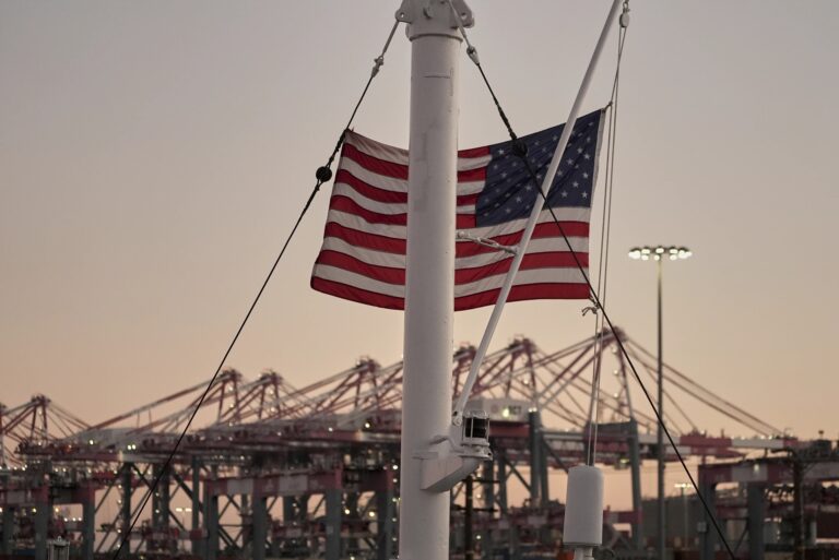 特朗普擬將關稅提高至15% 貝森特稱最快本週生效