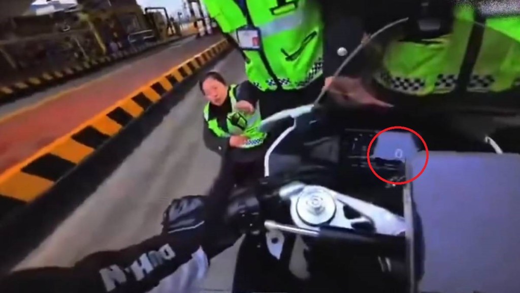 內地高速公路疑現「碰瓷」事件 靜止電單車旁女職員倒地索賠