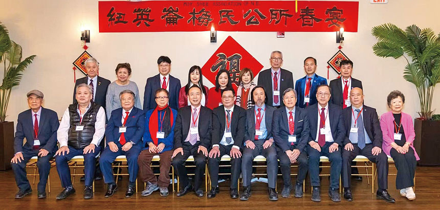 公所職員和嘉賓合影。 梅芬芳攝