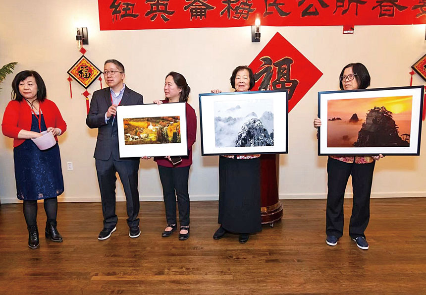 已故攝影家梅國治老師的三幅攝影作品被子女捐出作為抽獎禮品。