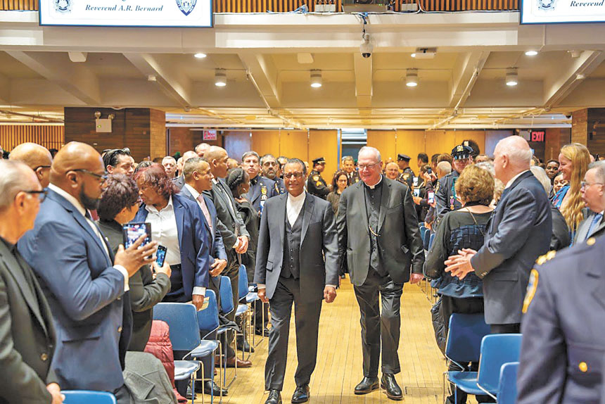 杜蘭（右）與伯納德牧師（左）共同擔任市警首席司鐸。NYPDPC X圖片