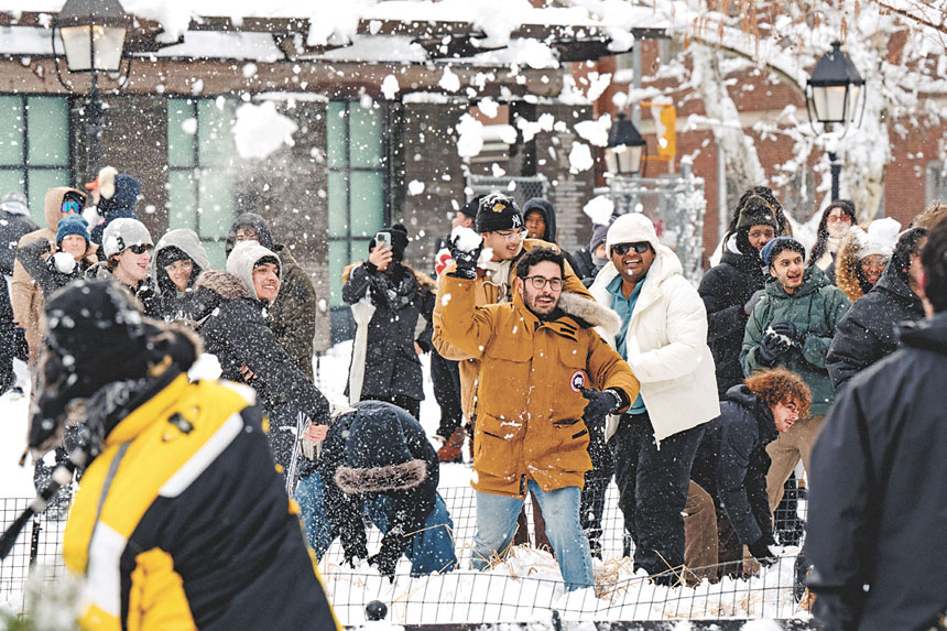 上月底一場暴雪後，數百名民眾在公園聚集，到場維持秩序的警員淪為雪球攻擊目標。Shuran Huang/紐約時報