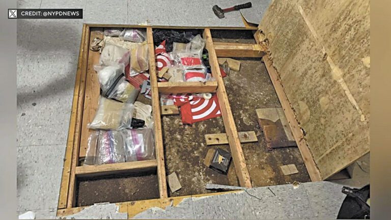 調查人員在孩童午睡的地板陷阱門下發現12公斤毒品。NYPD圖片