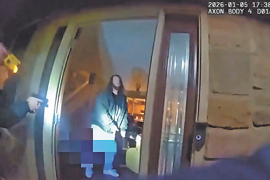 當警員推開大門嘗試溝通時，巴恩斯隨即對警方怒吼，並手持利刃不斷逼近。新州檢察總長辦公室圖片