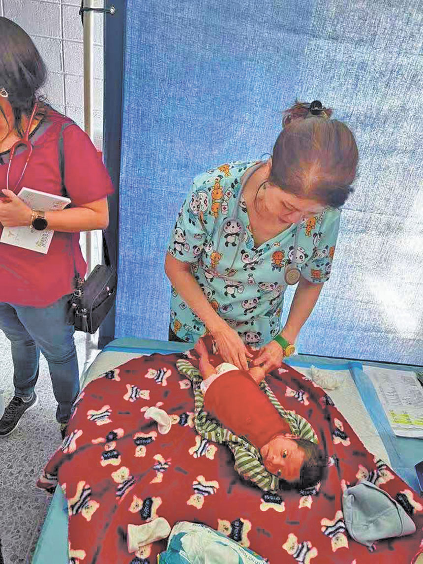 男嬰因對母乳過敏，腹瀉不止，戎愛珍醫生為他看診。