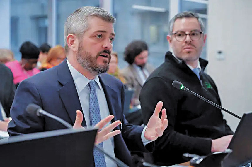 交通局長菲恩(Mike Flynn)在市議會交通委員會的聽證會上，面對多名議員的尖銳質詢。