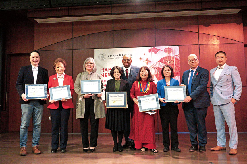 理查茲和獲獎人士合影。