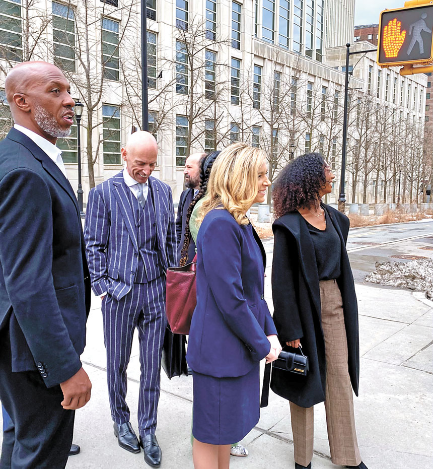 比盧普斯（左一）4日於布碌崙聯邦法院出庭後離開。