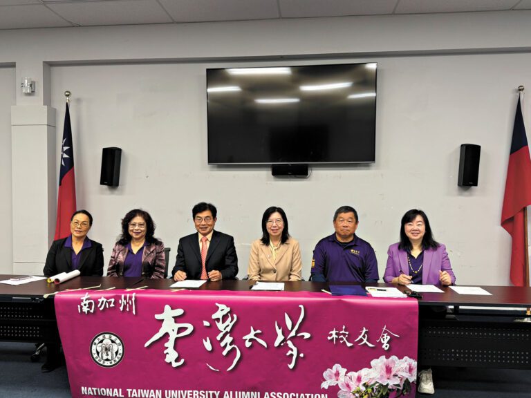 左起: 校友會理事黃禾青、捐贈者游萊丹、林永森、鍾佩珍、謝維德、路琳。記者陸新攝