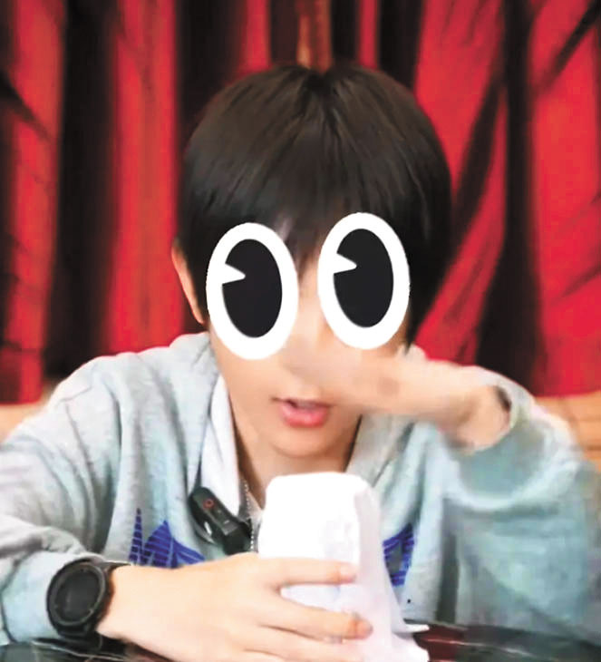 沐沐表演魔術。網上圖片