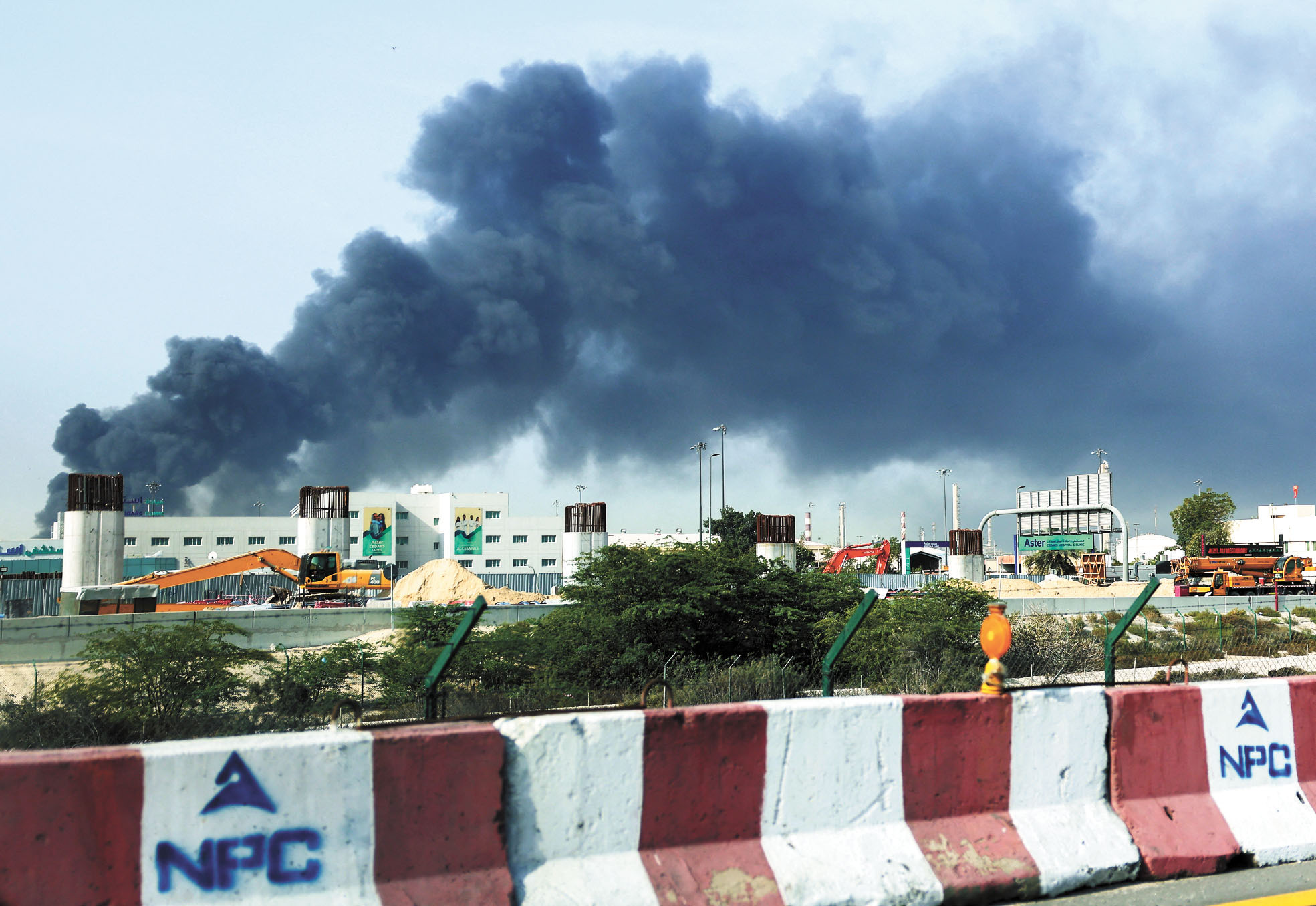 伊朗襲擊了位於杜拜的傑貝阿里港口，現場濃煙滾滾。路透社