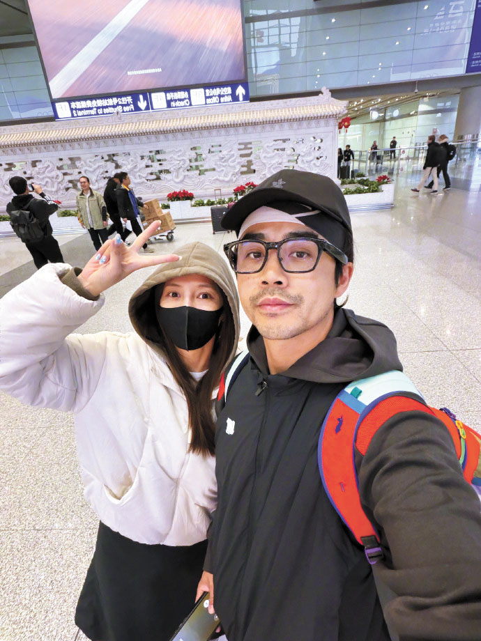 李茂（右）與妻子報平安。網上圖片