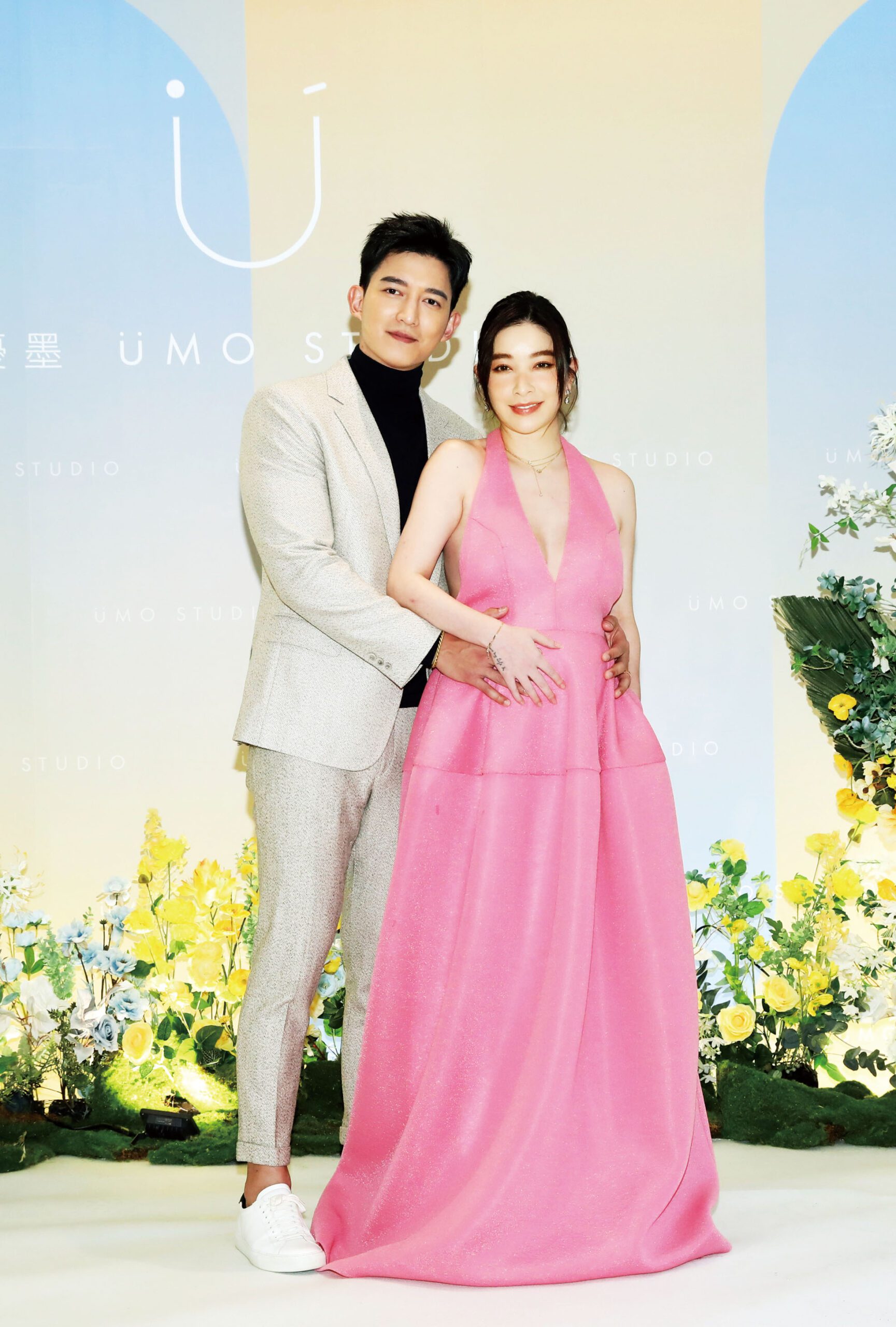 ■許維恩（右）和王家梁（左）於2022年結婚，育有1女，豈料近期確診乳癌。中通社資料圖片