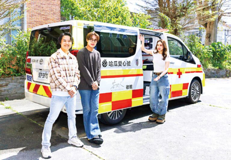 告五人捐贈「哈瓜愛心號」救護車獻愛心。網上圖片