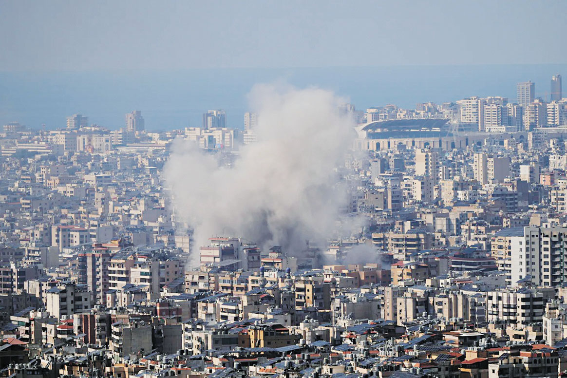 以色列3日空襲貝魯特南部郊區達希耶後，現場濃煙滾滾。美聯社