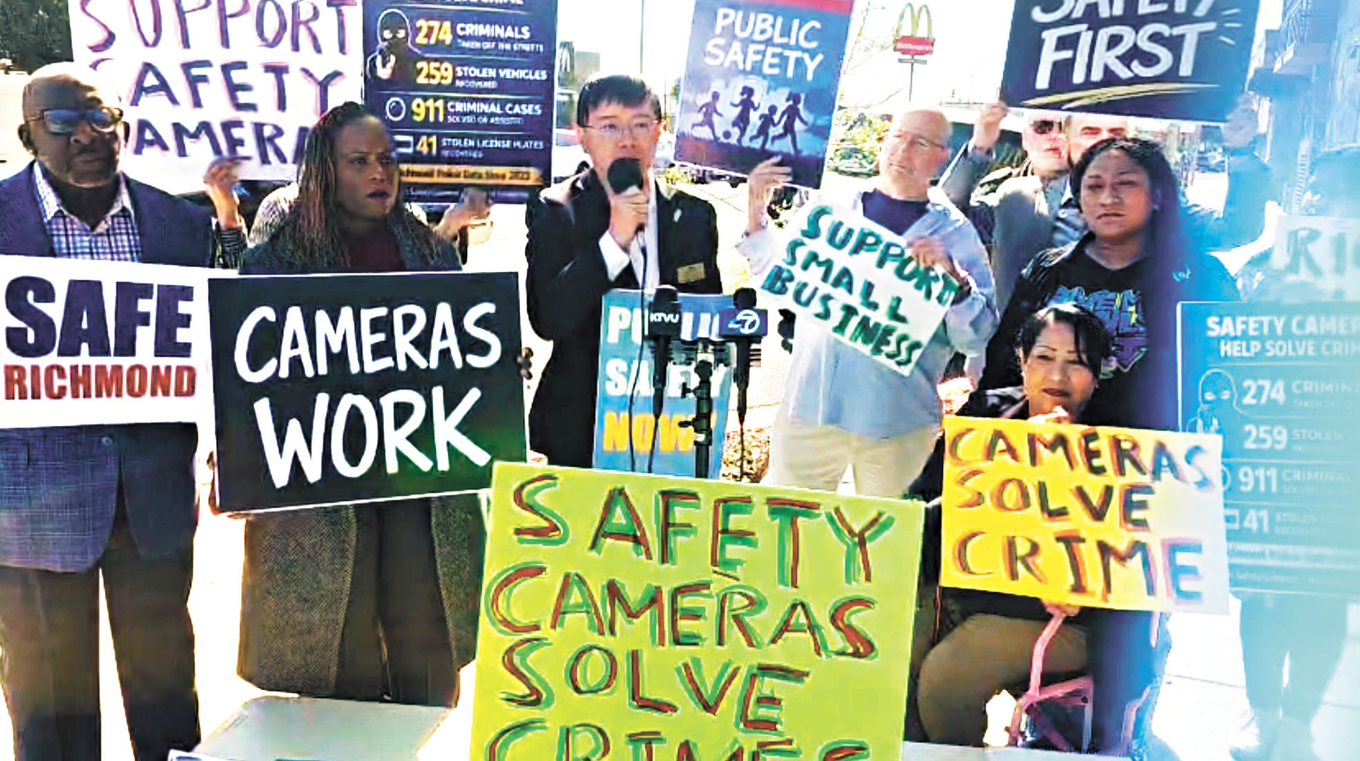支持安裝車牌識別器的民選官員和社區領導人集會，講話者為菲蒙市市議員邵陽。主辦方提供