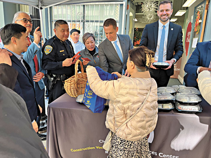 市長羅偉等向長者們派發新春午餐。博愛文化中心提供