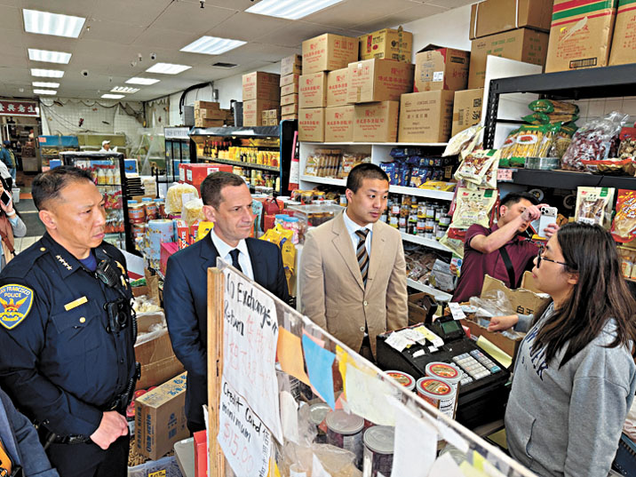 三藩市市長羅偉(中)與王兆倫(右)及劉力一(左)聽取商戶及民眾意見。記者蘇婕雅攝